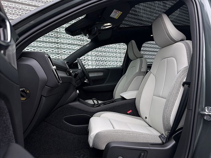 Volvo EX40 2026