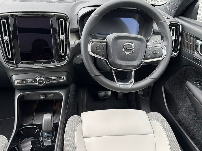 Volvo EX40 2026