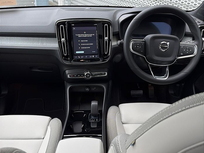 Volvo EX40 2026