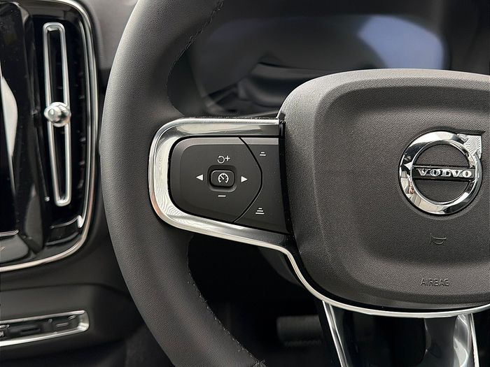 Volvo EX40 2026