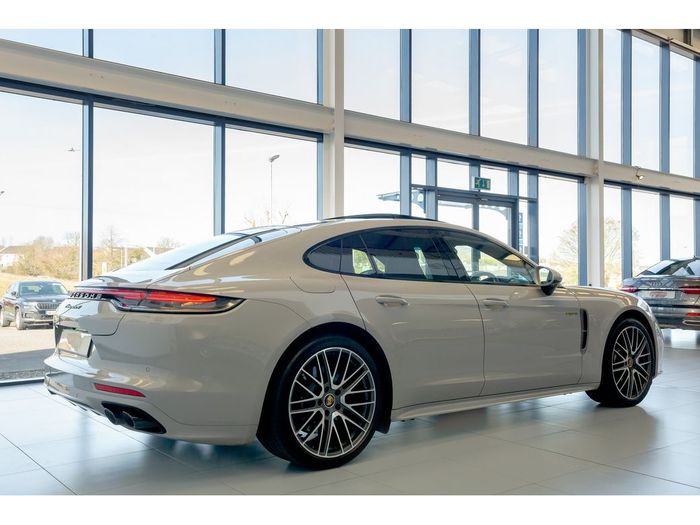Porsche Panamera 2023