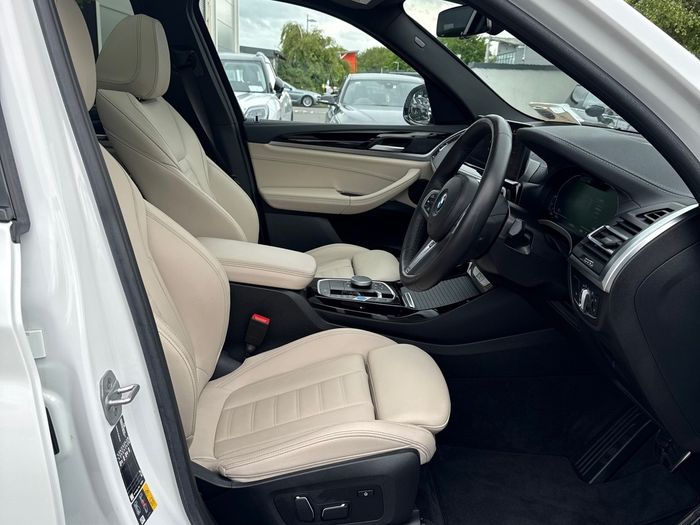 BMW iX3 2025
