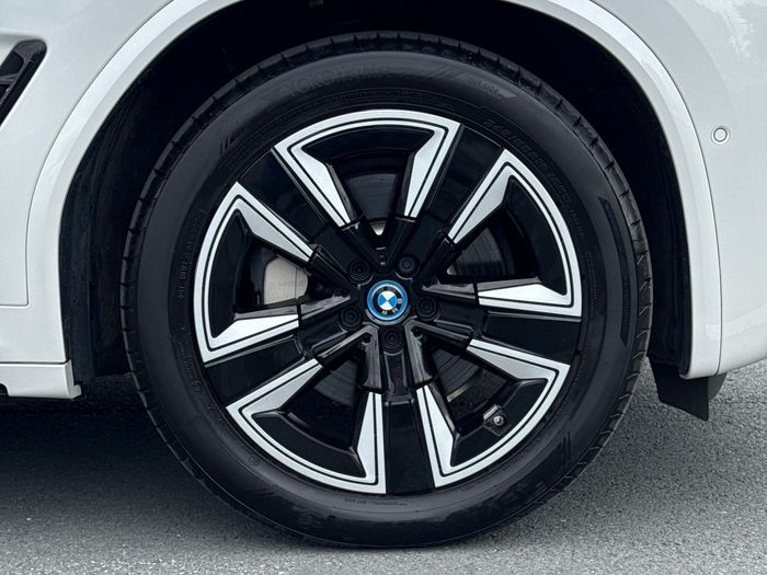 BMW iX3 2025