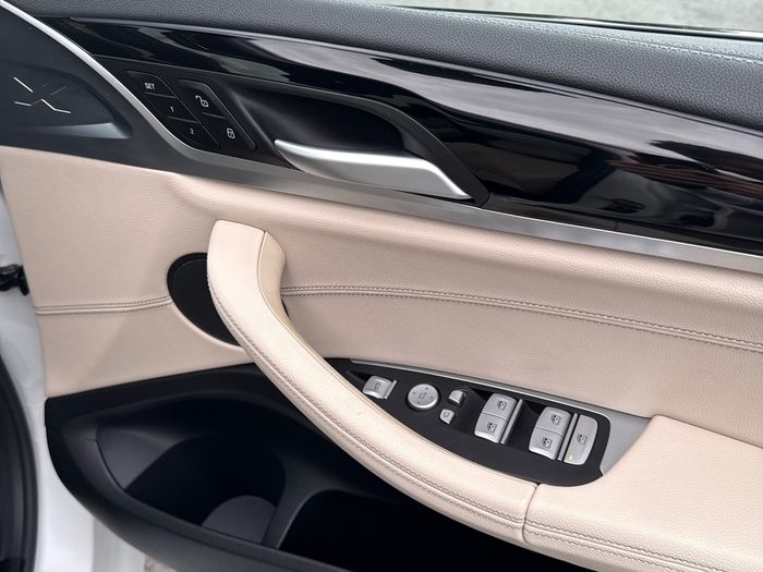 BMW iX3 2025