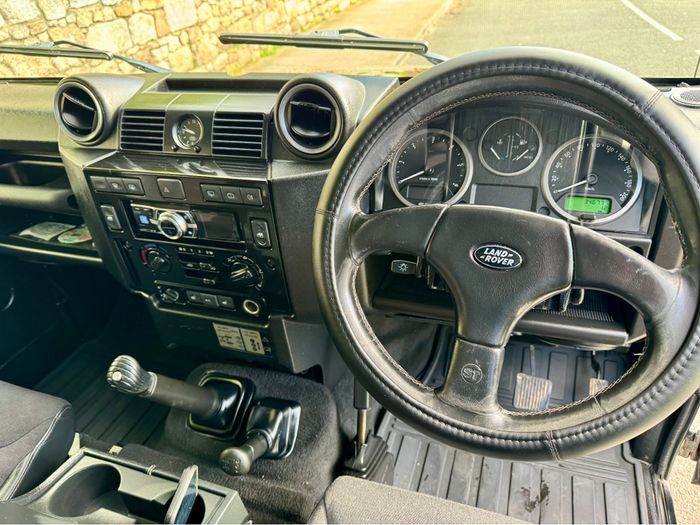 Land Rover Defender 2011