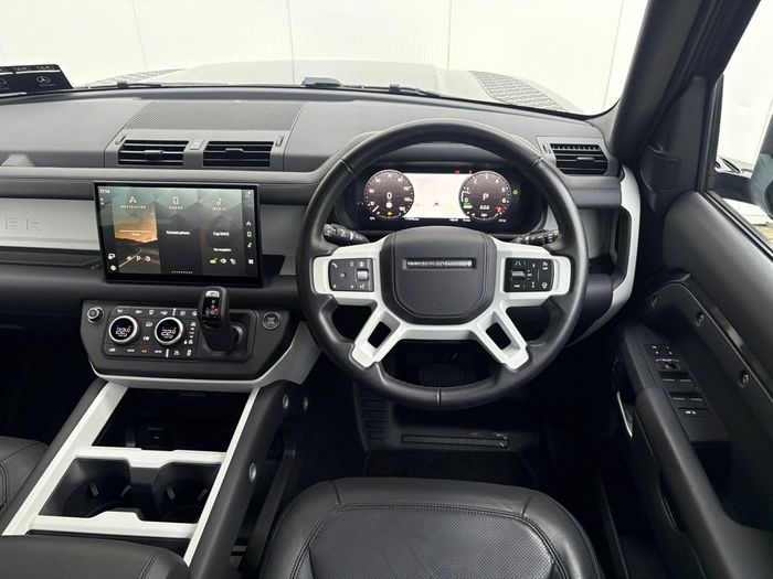Land Rover Defender 2025