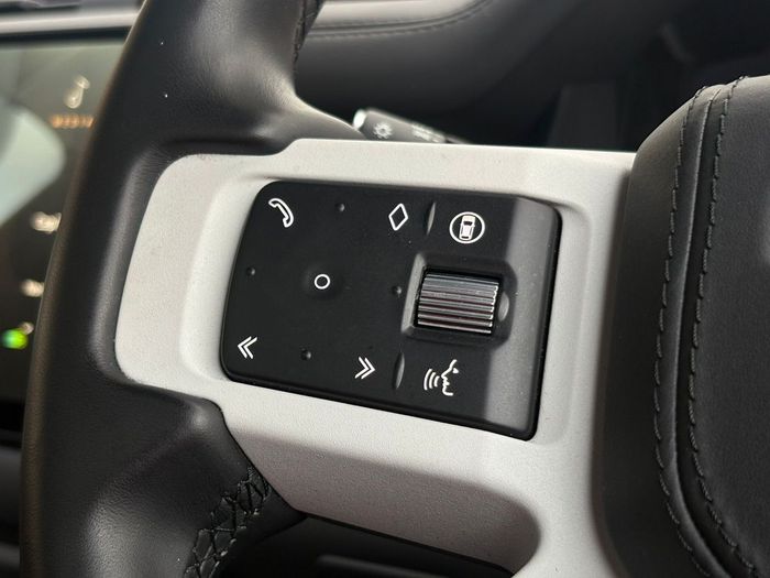 Land Rover Defender 2025
