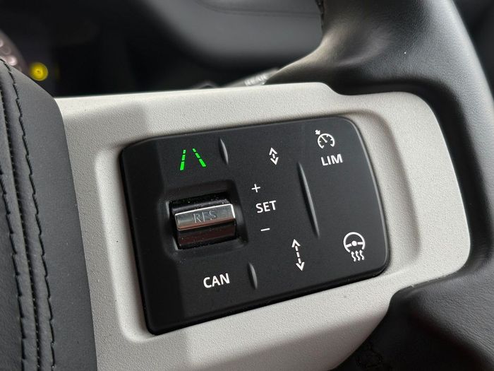 Land Rover Defender 2025