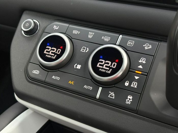 Land Rover Defender 2025