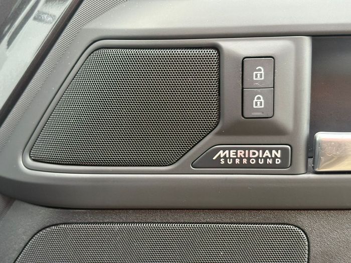 Land Rover Defender 2025
