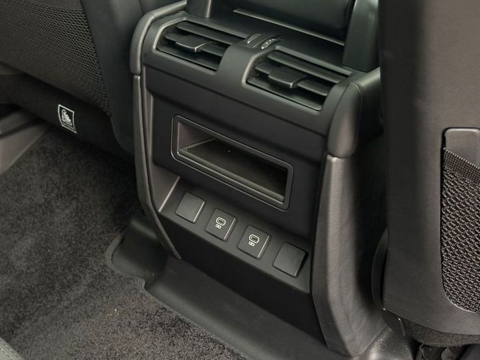 Land Rover Defender 2025