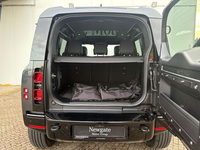 Land Rover Defender 2025
