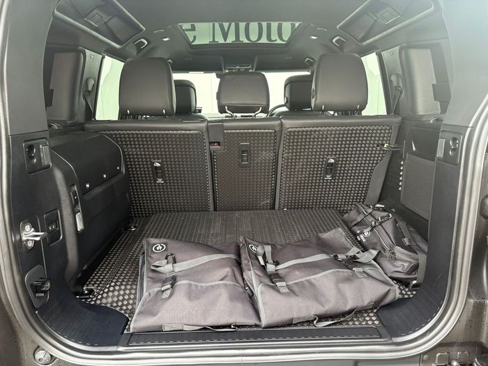 Land Rover Defender 2025