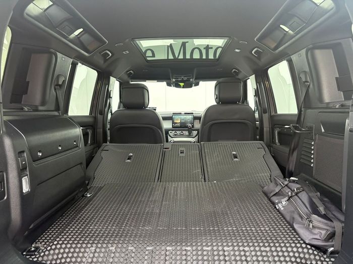 Land Rover Defender 2025