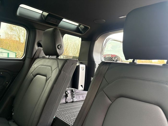 Land Rover Defender 2025