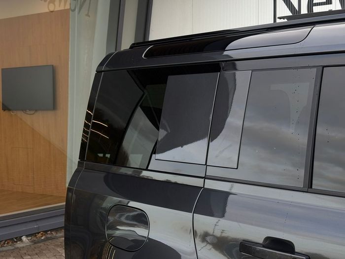 Land Rover Defender 2025