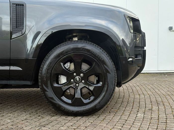 Land Rover Defender 2025