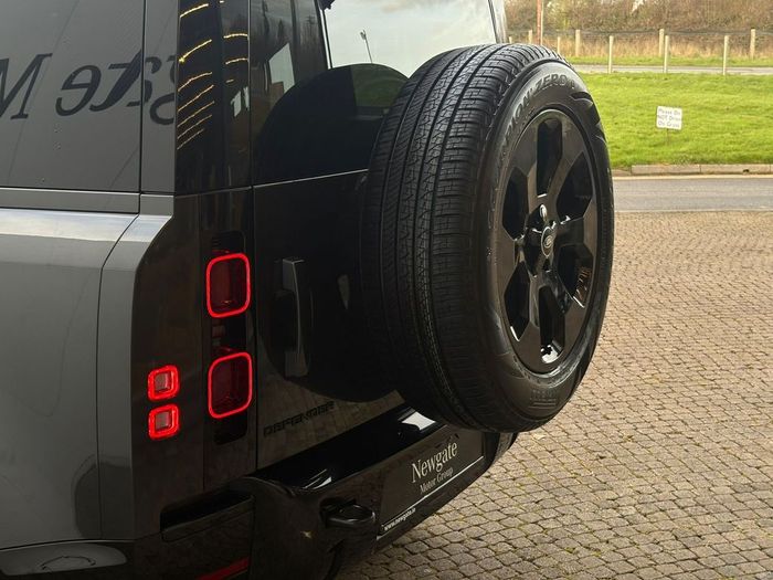 Land Rover Defender 2025