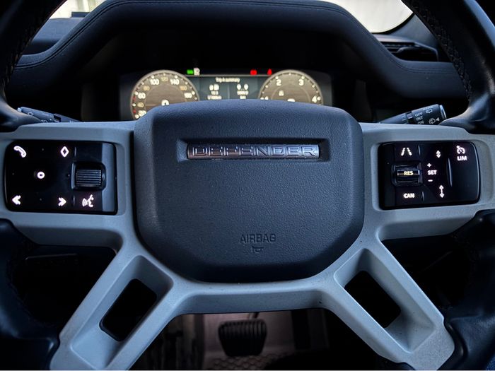 Land Rover Defender 2023