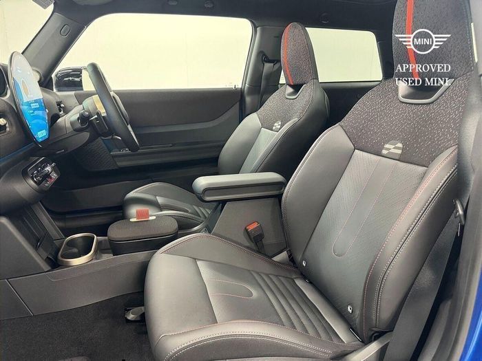 MINI HATCH 2025