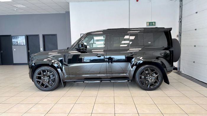 Land Rover Defender 2023