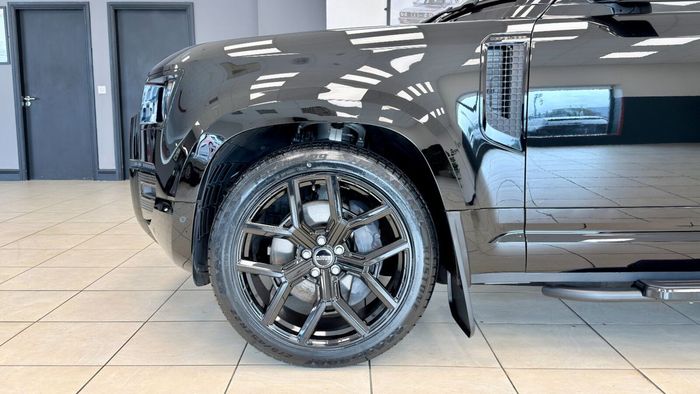 Land Rover Defender 2023