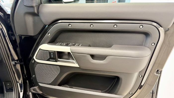 Land Rover Defender 2023