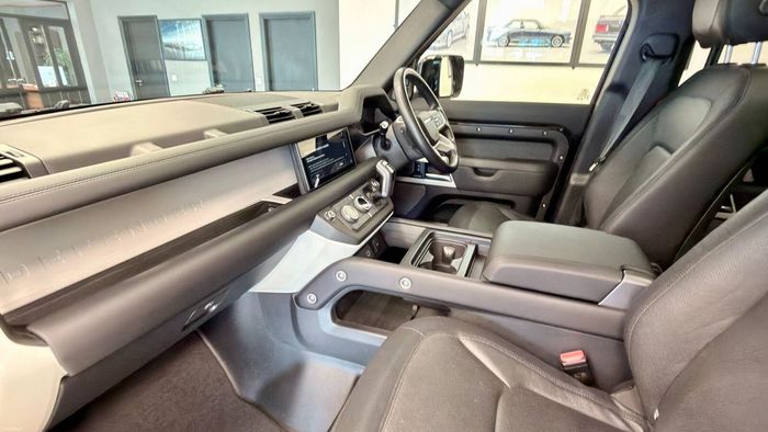 Land Rover Defender 2023