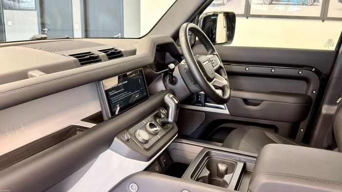 Land Rover Defender 2023