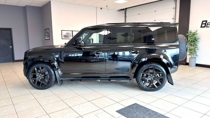 Land Rover Defender 2023