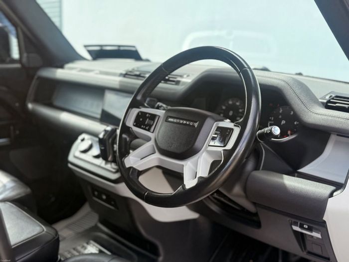 Land Rover Defender 2023