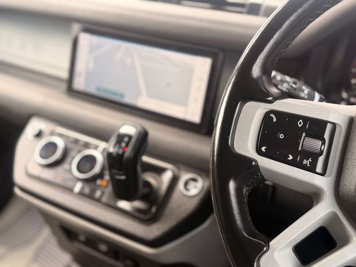 Land Rover Defender 2023