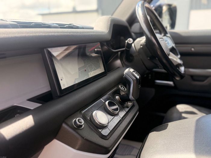 Land Rover Defender 2023