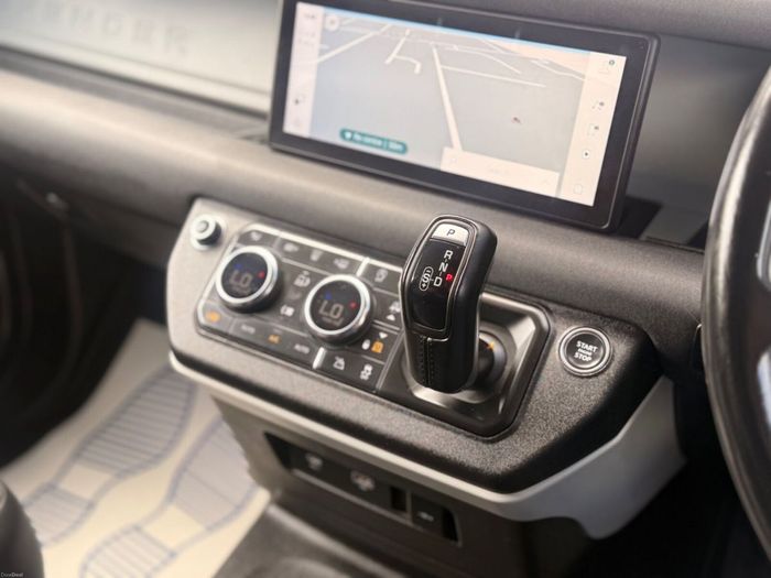 Land Rover Defender 2023