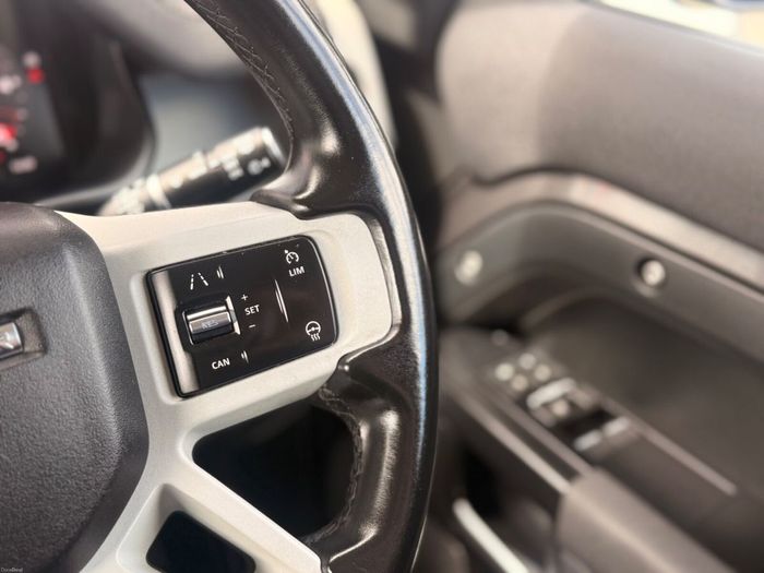 Land Rover Defender 2023