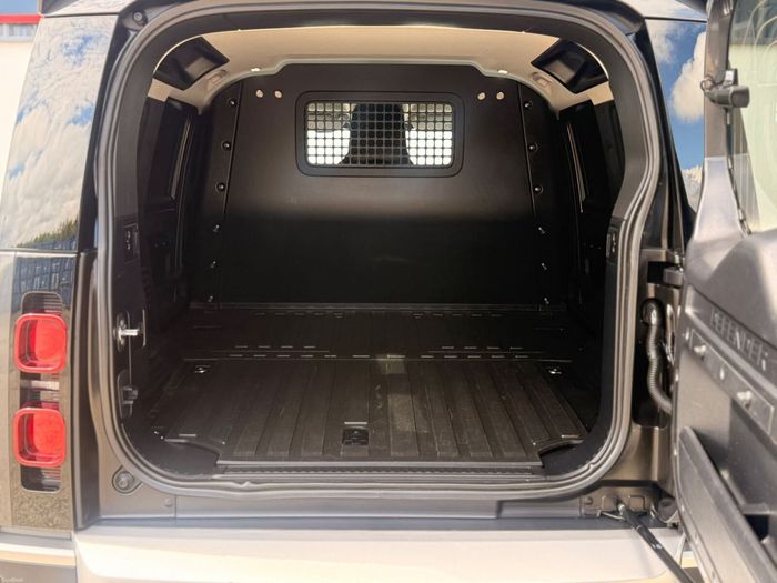Land Rover Defender 2023