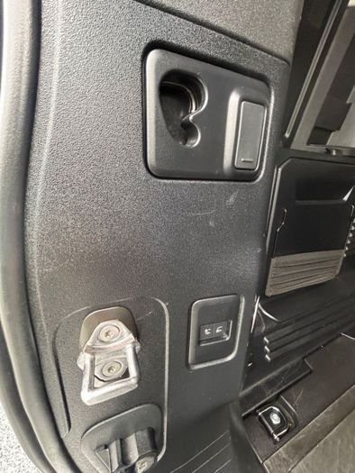 Land Rover Defender 2023