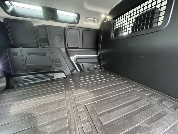 Land Rover Defender 2023