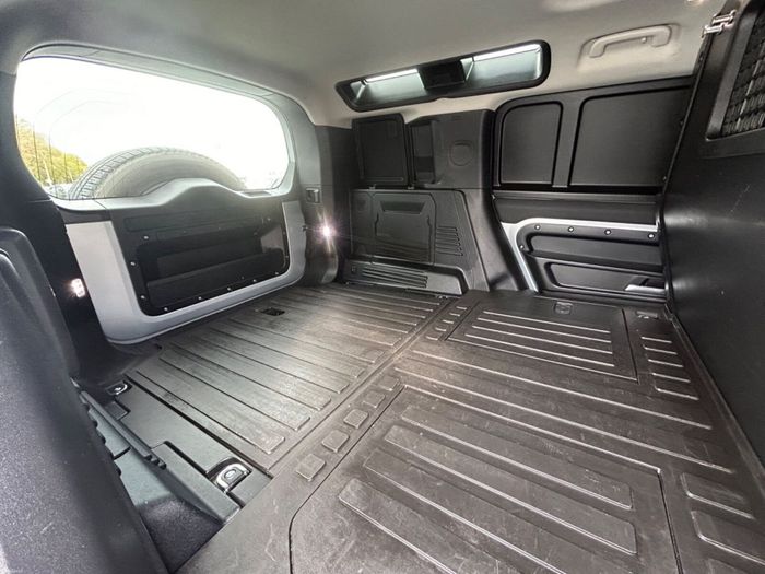Land Rover Defender 2023