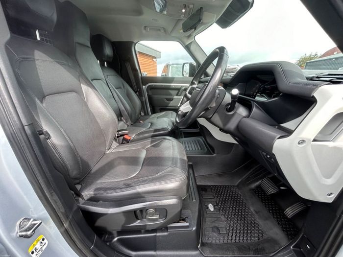 Land Rover Defender 2023