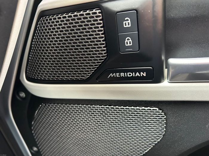 Land Rover Defender 2023