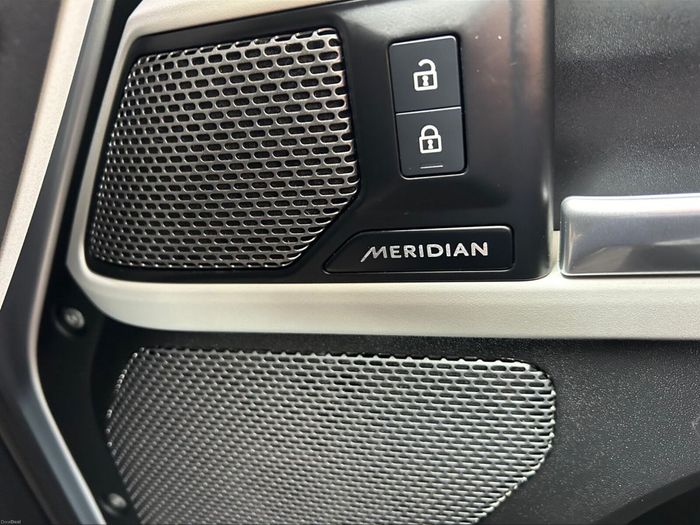 Land Rover Defender 2023