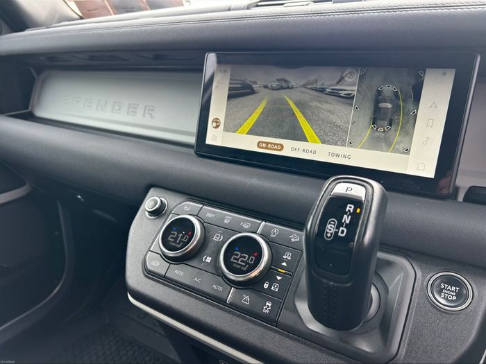 Land Rover Defender 2023