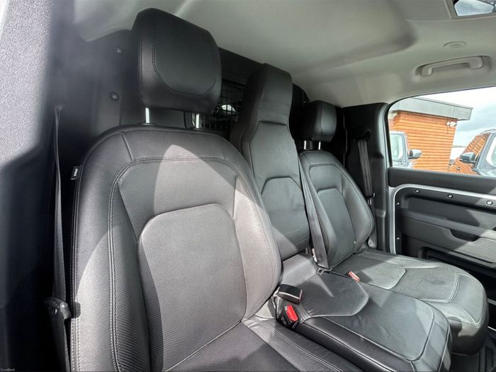 Land Rover Defender 2023