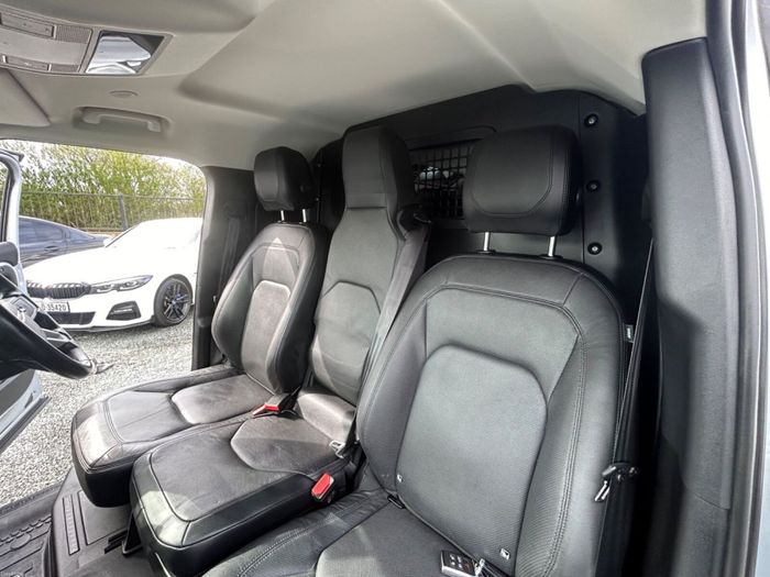 Land Rover Defender 2023