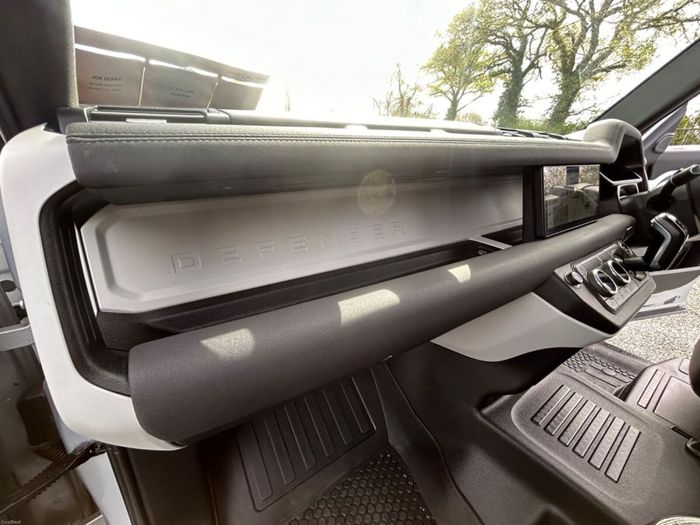 Land Rover Defender 2023