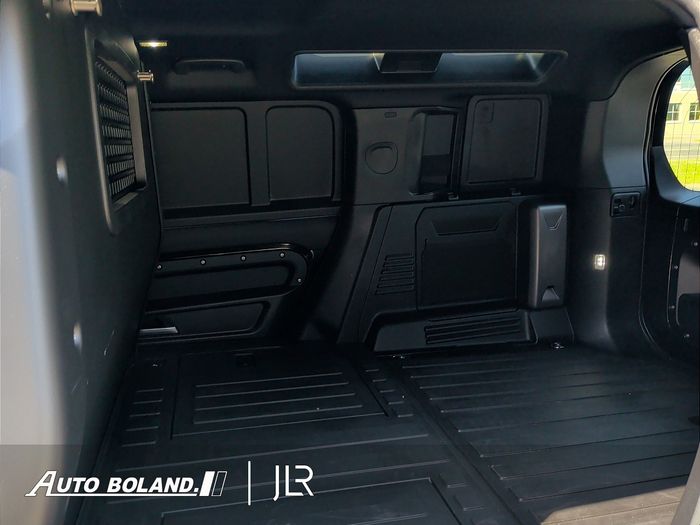 Land Rover Defender 2025