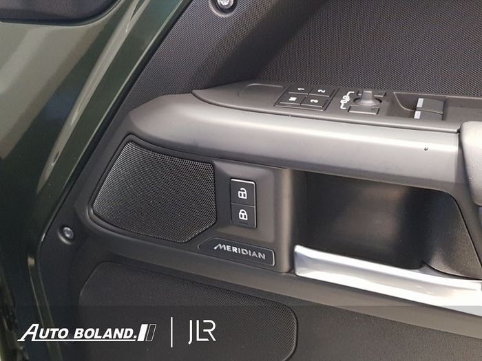 Land Rover Defender 2026