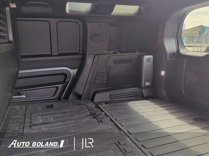 Land Rover Defender 2023