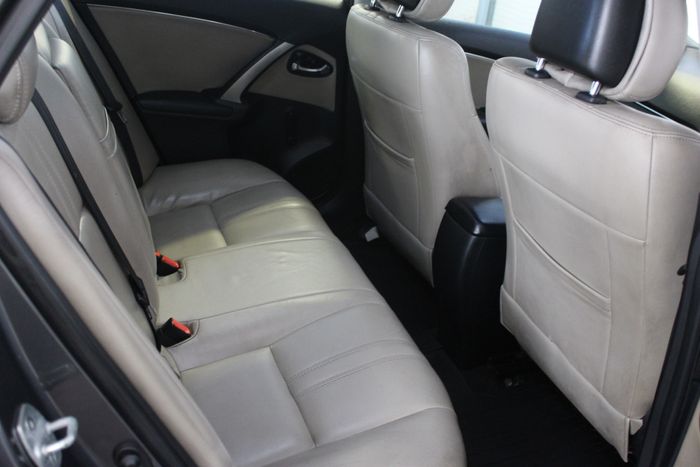 Toyota Avensis 2012